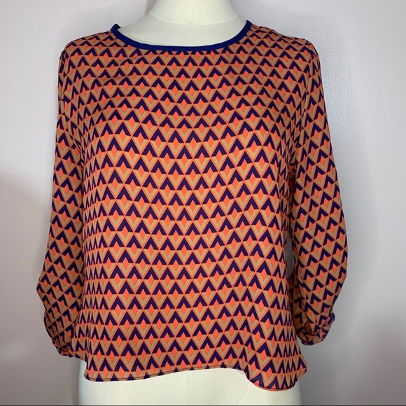 Peep-hole back geometric top - Picture 2 of 6